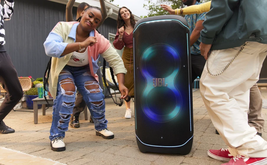 JBL PartyBox Ultimate cu show de lumini la petrecere