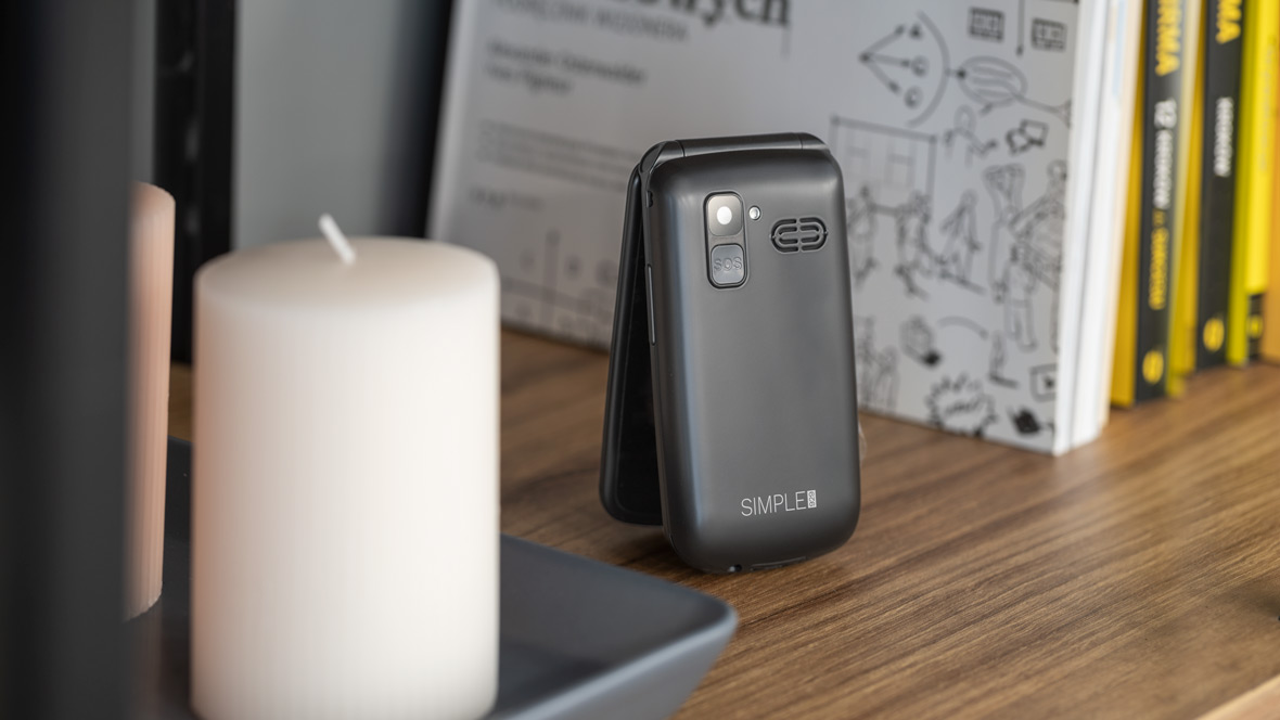 Buton SOS pe spatele telefonului Kruger Matz Simple 929.1